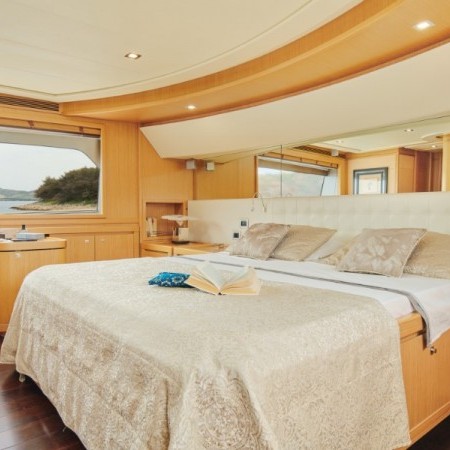 double cabin for 2 charter guests