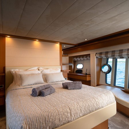 double cabin for 2 charter guests