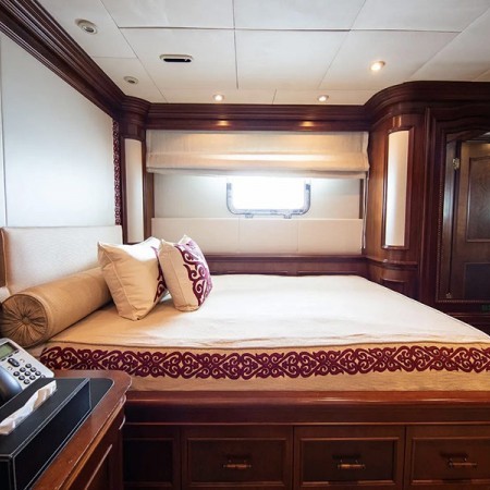 cabin for 2 charter guests