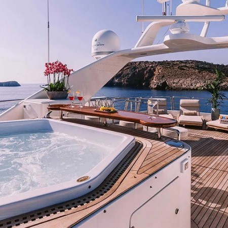 Oak yacht charter with Jacuzzi
