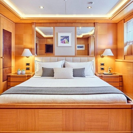 oasis yacht cabin for 2 charter guests