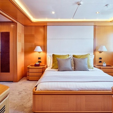 oasis yacht cabin for 2 charter guests