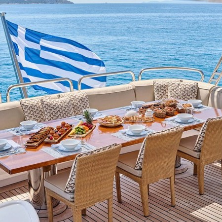 alfresco dining of Oasis yacht