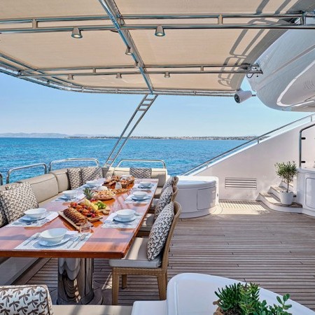 alfresco dining of Oasis yacht