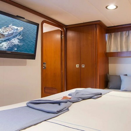 cabin for 2 charter guests