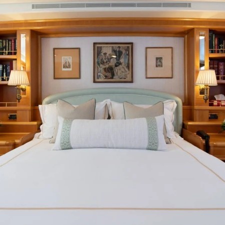 Oktana yacht Master cabin