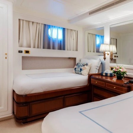 Oktana yacht twin cabin