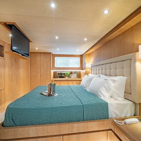 double cabin for 2 charter guests