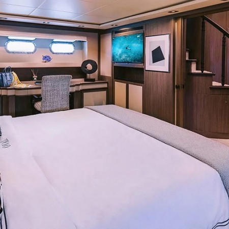 cabin for 2 charter guests