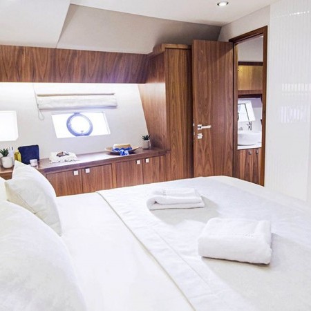 double cabin for 2 charter guests