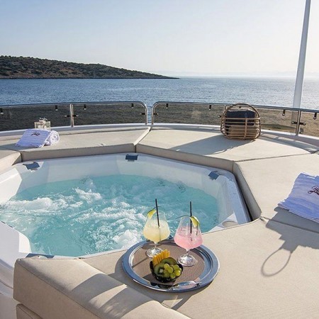 Pathos yacht Jacuzzi