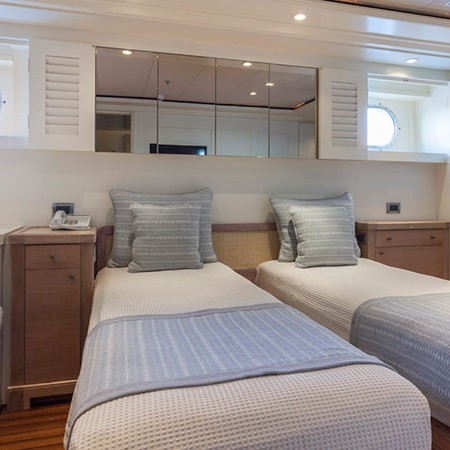 Perle Bleue Yacht charter