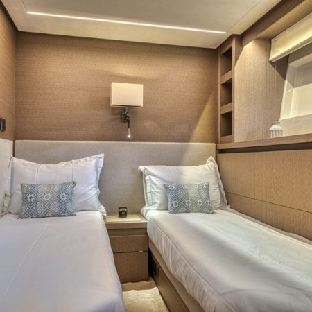 twin cabin for 2 charter guests