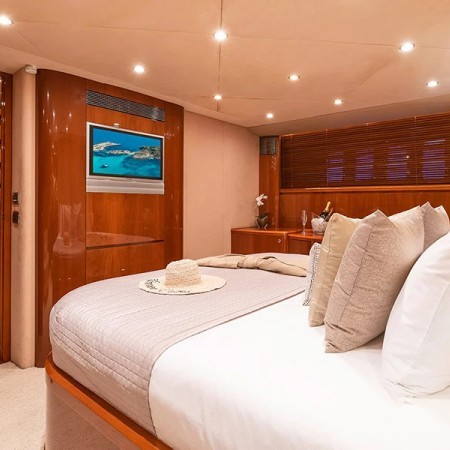 Princess 72 yacht Mykonos cabin