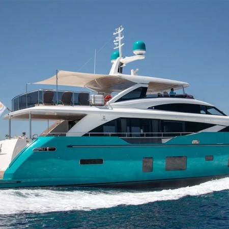 side view of Anka yacht