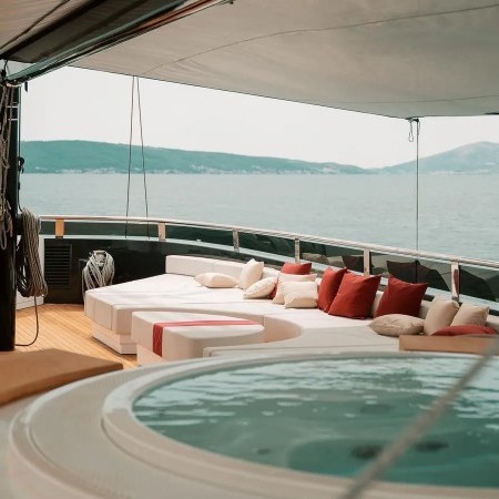 Reposado sailing yacht Jacuzzi