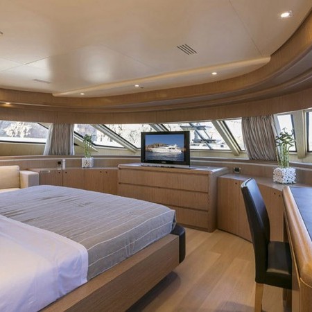 Rini V yacht charter cabin