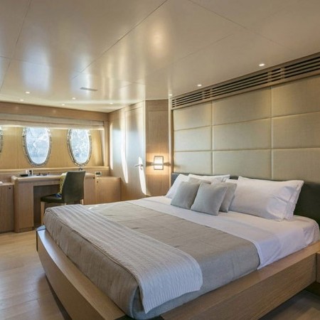 Rini V yacht charter cabin