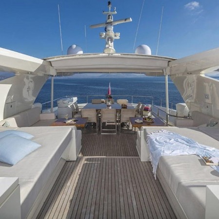 flybridge of Rini V yacht