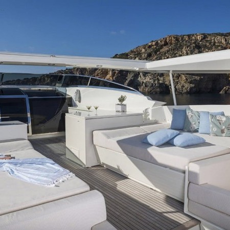 flybridge of Rini V yacht