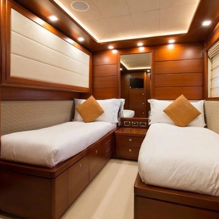 Robusto yacht charter