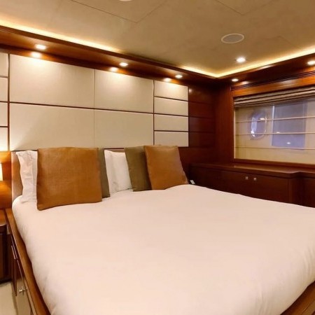 Robusto yacht double cabin