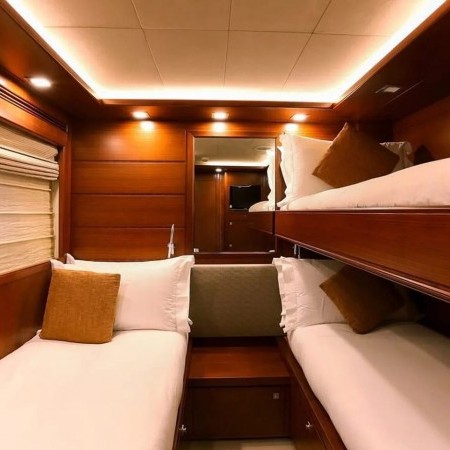 Robusto yacht twin cabin