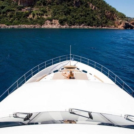 Robusto yacht charter