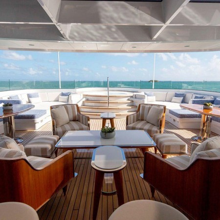 alfresco dining on Rock.it yacht