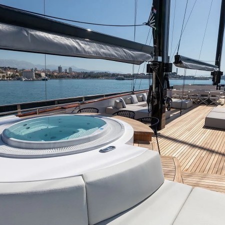 Scorpios sailing yacht Jacuzzi