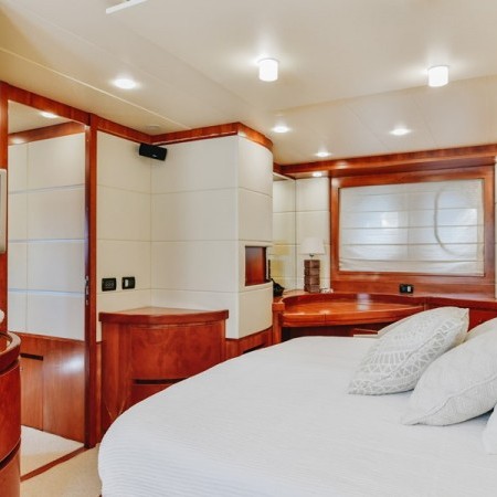 double cabin for 2 charter guests