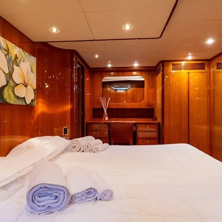 Shangra yacht double cabin