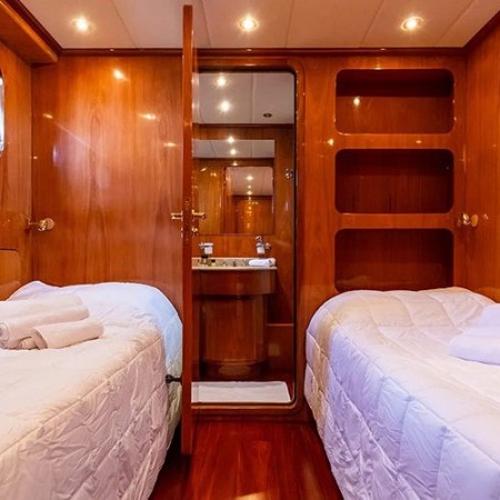 Shangra yacht twin cabin