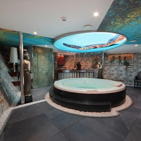 Sherakhan Jacuzzi room