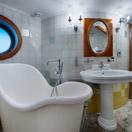 bathroom with tub