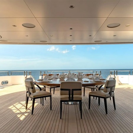 alfresco dining at Starlust yacht charter