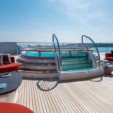 Sundays yacht Jacuzzi