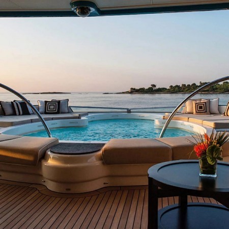 Sundays yacht Jacuzzi