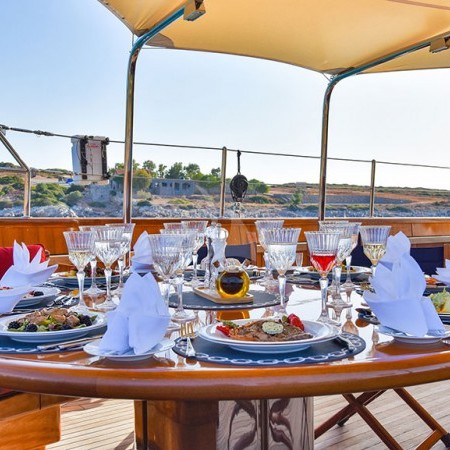 dining at tamarita yacht charter