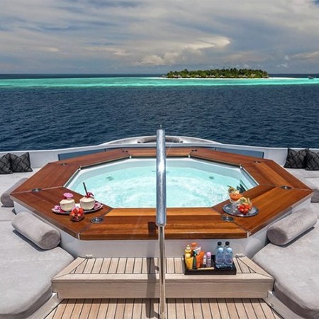 totem yacht Jacuzzi