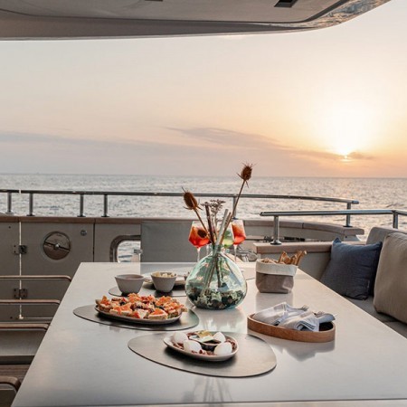 alfresco dining at Unicka yacht