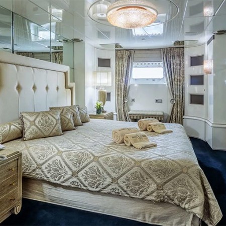 Vera Yacht charter cabin