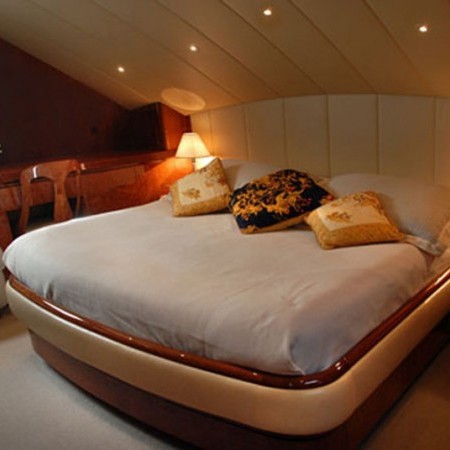 falcon yacht 100 ft  double cabin