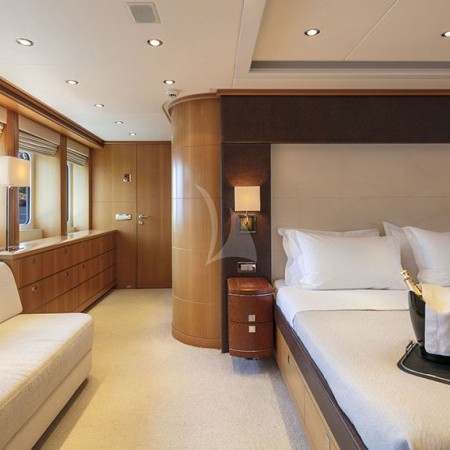 l'equinox yacht cabin