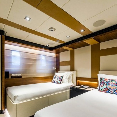 Daisy D yacht twin cabin