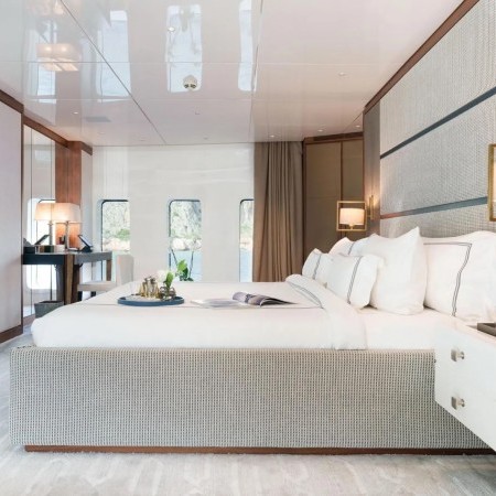 Master cabin of Orient Start yacht