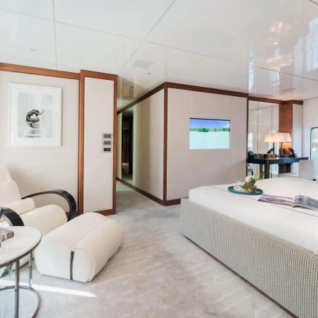 Master cabin of Orient Start yacht