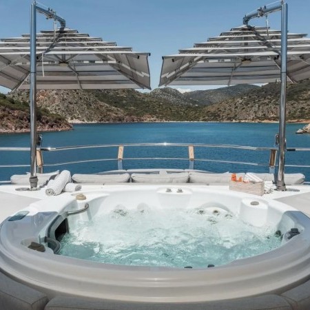 Orient Star yacht Jacuzzi