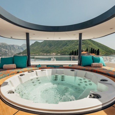 Zulu yacht Jacuzzi