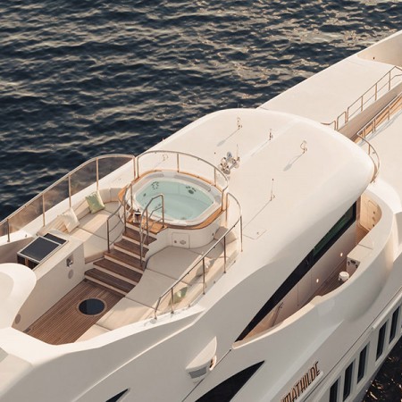 O'Mathilde yacht charter Jacuzzi